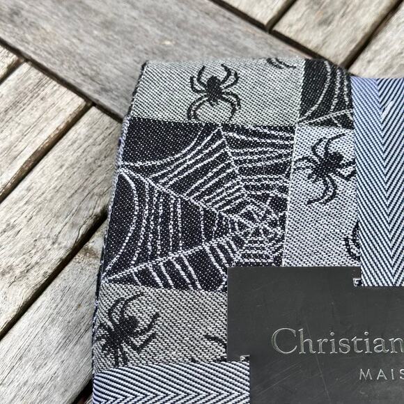 Halloween 60" x 84" Spiders Tablecloth Christian Lacroix Silver Black Oblong New - Picture 3 of 10